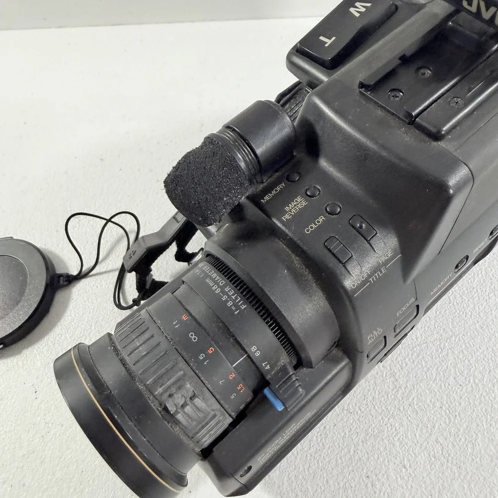 JVC GR-S70U Super VHS-C Video Movie Camcorder Vintage POWERS ON AS IS READ‎